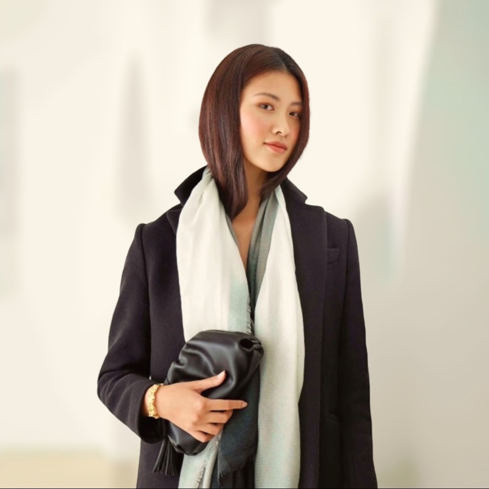 NEW Understated Leather Clutch with Removable Crossbody Chain & Tassel - Picture 5 of 7